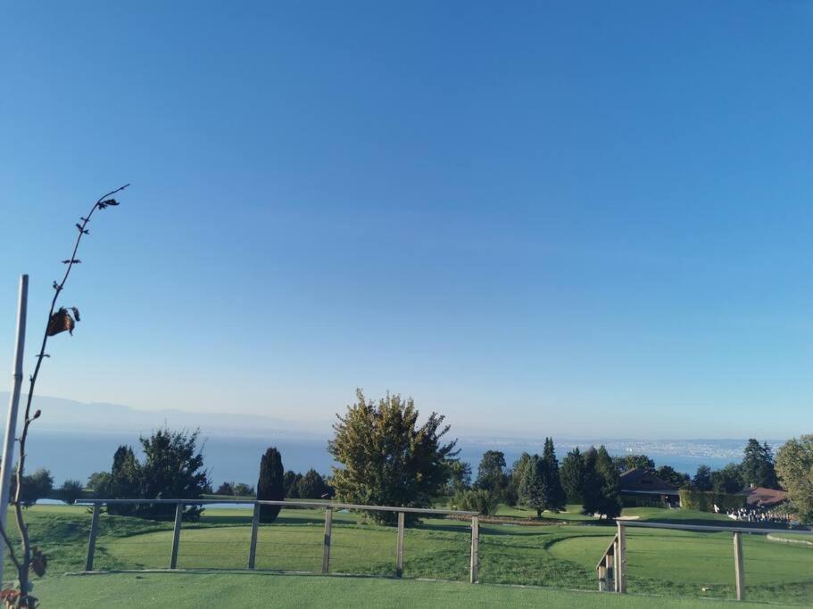 Vue Sur Le Golf Et Le Leman Apartment Publier